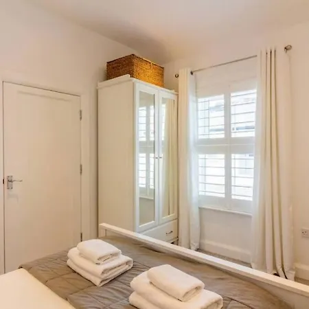 Newly Refurbished Traditional Blackrock Apartment *