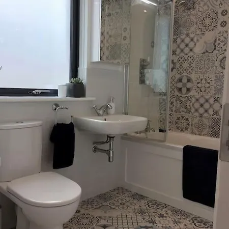 Newly Refurbished Traditional Blackrock Apartment *