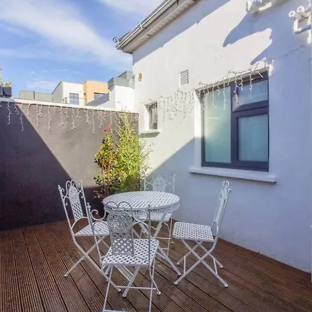 Apartment Newly Refurbished Traditional Blackrock *