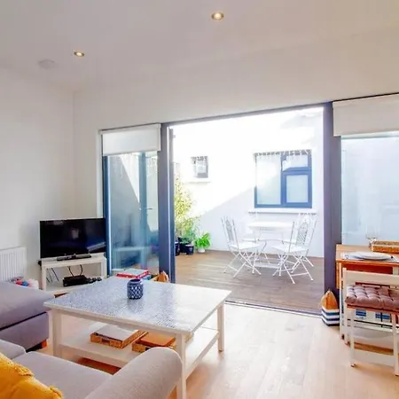 Newly Refurbished Traditional بلاكروك